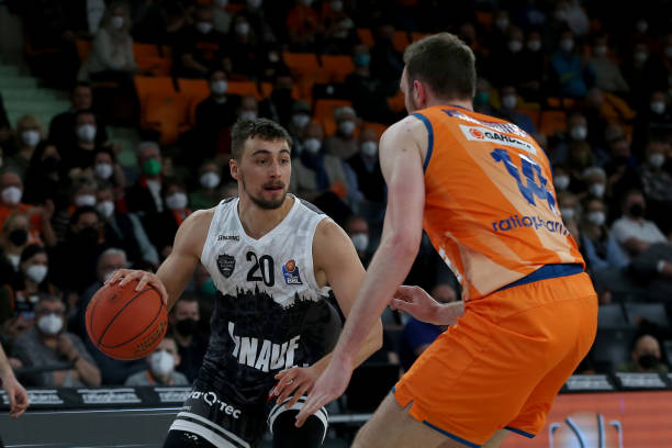 年轻且具有 年轻且具有